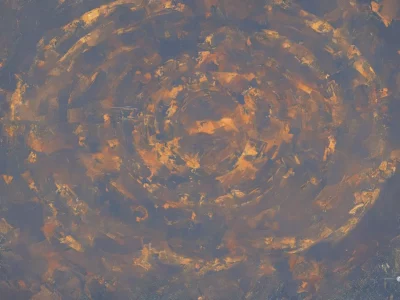 Sfondo astratto blu e rame con pennellate circolari e firma Scudo231® nell’angolo inferiore destro.